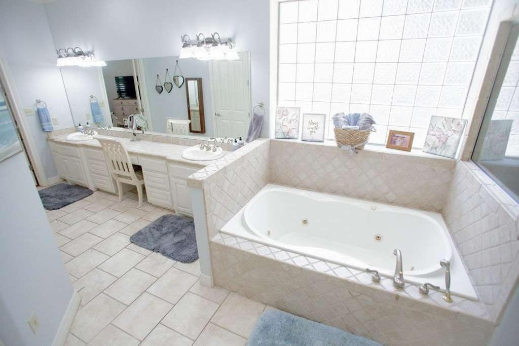 Hébergement de vacances Luxury 5br 5ba Sparkling Pool Outdoor Entertainment Area Billiards Spacious Office & Golf Access